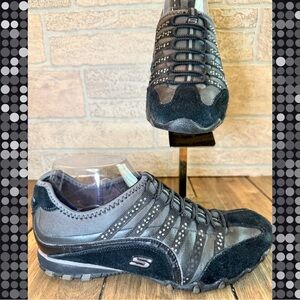 Skechers Women’s Black Leather Suede Silver Bungee Fashion Sneaker / Size 7.5